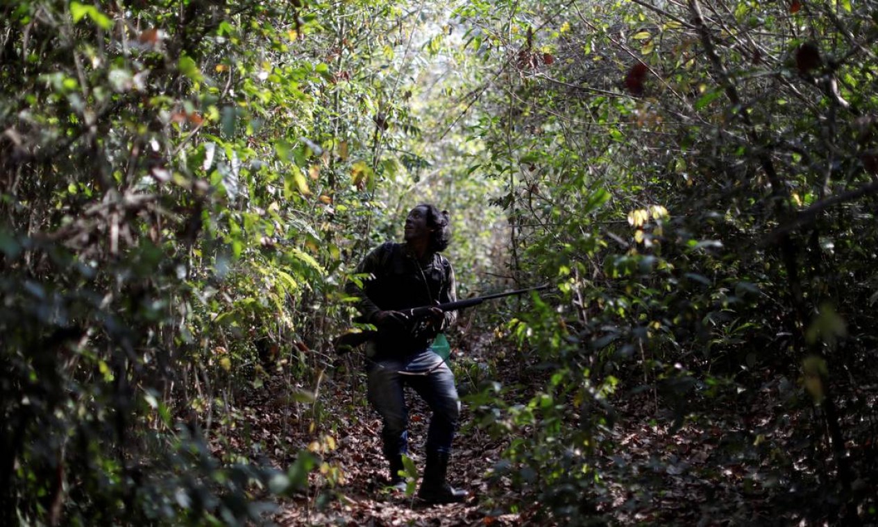Um guardião patrulha a floresta. Os guajajaras, também conhecidos como tenetearas, são um dos povos indígenas mais numerosos atualmente no Brasil Foto: UESLEI MARCELINO / REUTERS