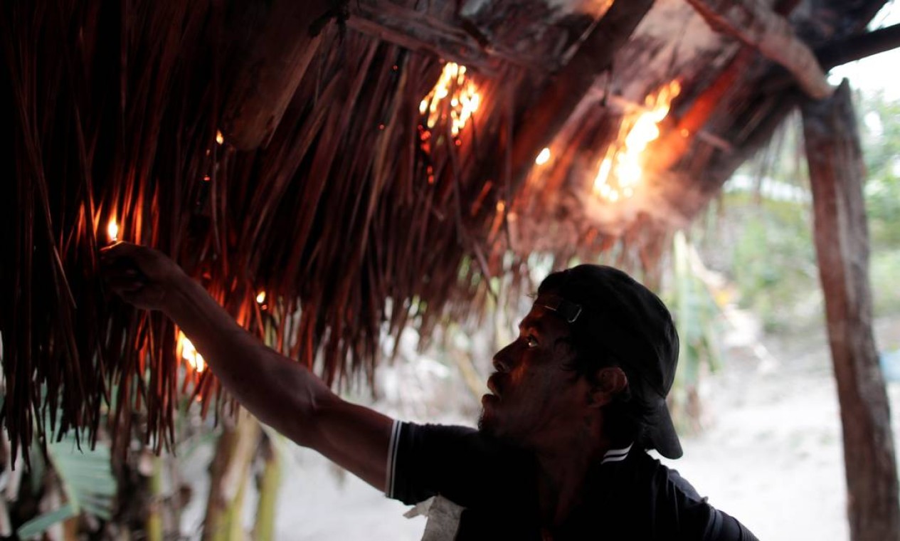 Um "guardião da floresta" ateia fogo em um acampamento ilegal de madeireiros em terras indígenas de Arariboia, perto da cidade de Amarante, estado do Maranhão Foto: UESLEI MARCELINO / REUTERS