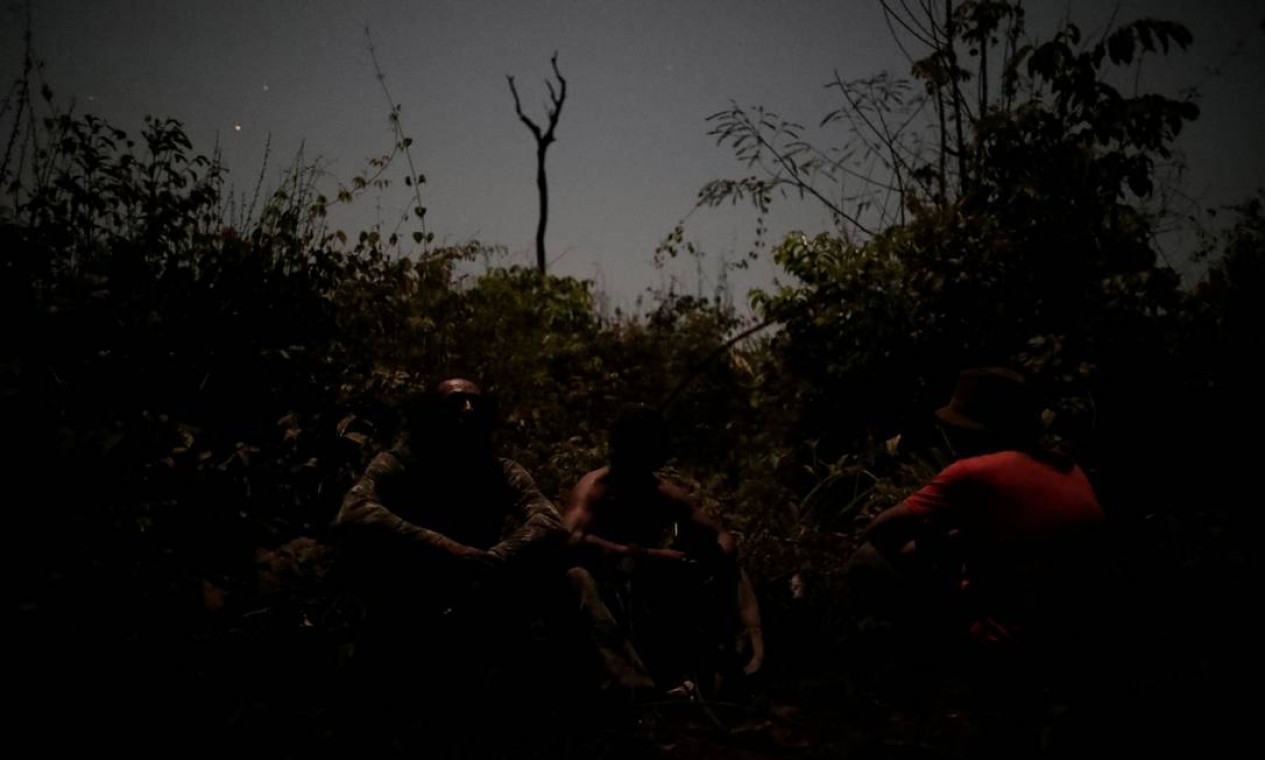 Inrtegrantes do "guardião da floresta" descansam durante busca nas terras indígenas Arariboia, perto da cidade de Amarante, estado do Maranhão Foto: UESLEI MARCELINO / REUTERS