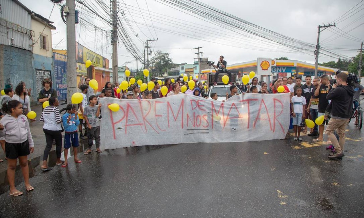 Manifestação pela morte de Ágatha. Parentes da menor acusam PMs de serem autores do disparo que matou a menina Foto: Bruno Kaiuca / Agência O Globo