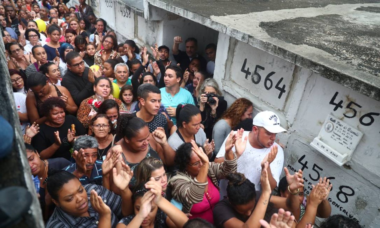 Amigos e familiares acompanharam o sepultamento de Ágatha, no cemitério de Inhaúma Foto: PILAR OLIVARES / REUTERS