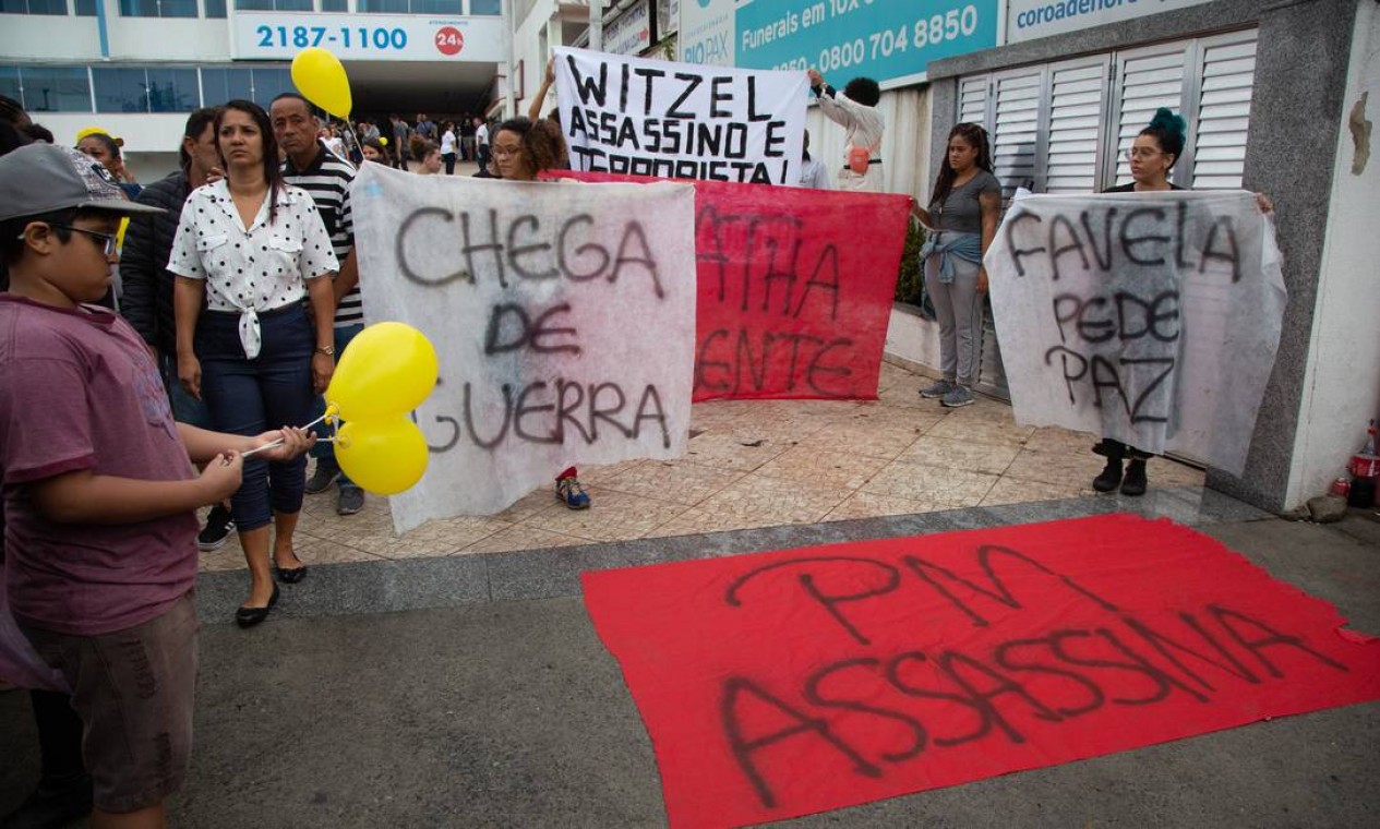 Cartazes com pedido de paz na favela no protesto pela morte de Ágatha Foto: Bruno Kaiuca / Agência O Globo