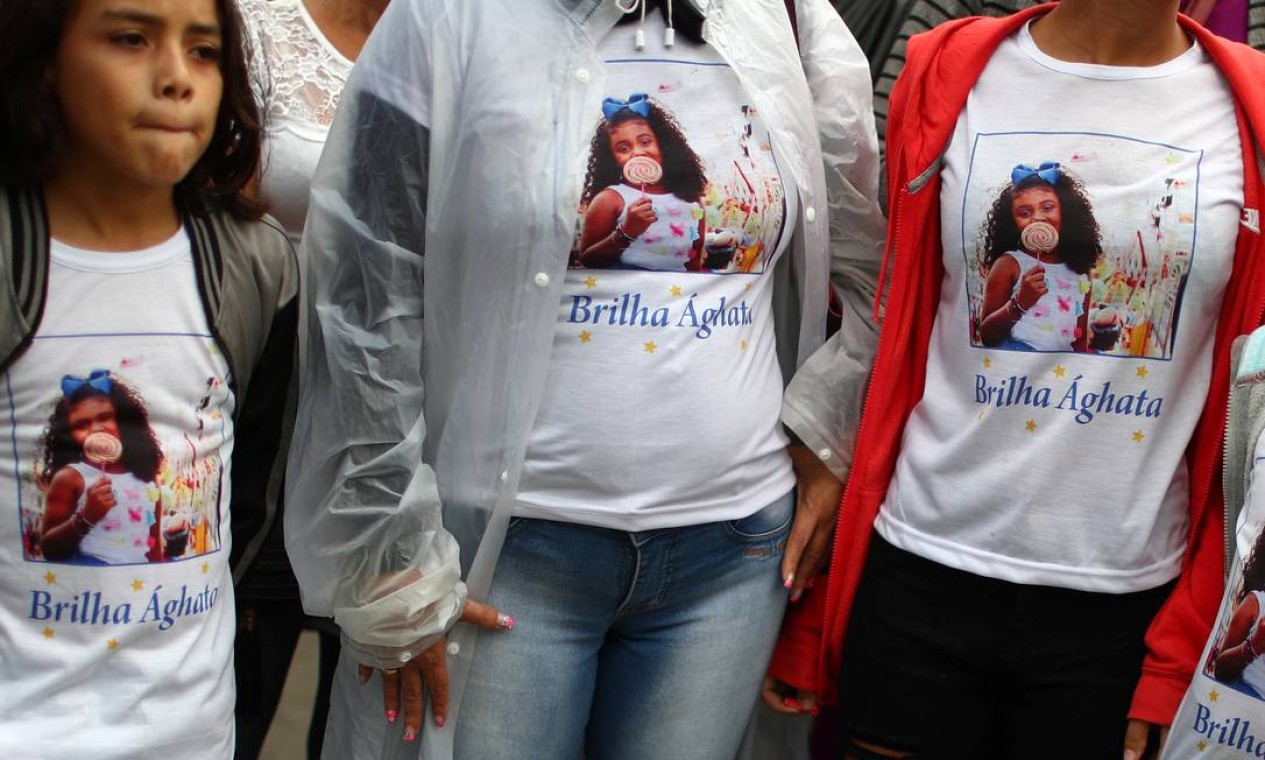 Parentes e amigos homenagearam Ágatha com camisa com foto da menina Foto: PILAR OLIVARES / REUTERS