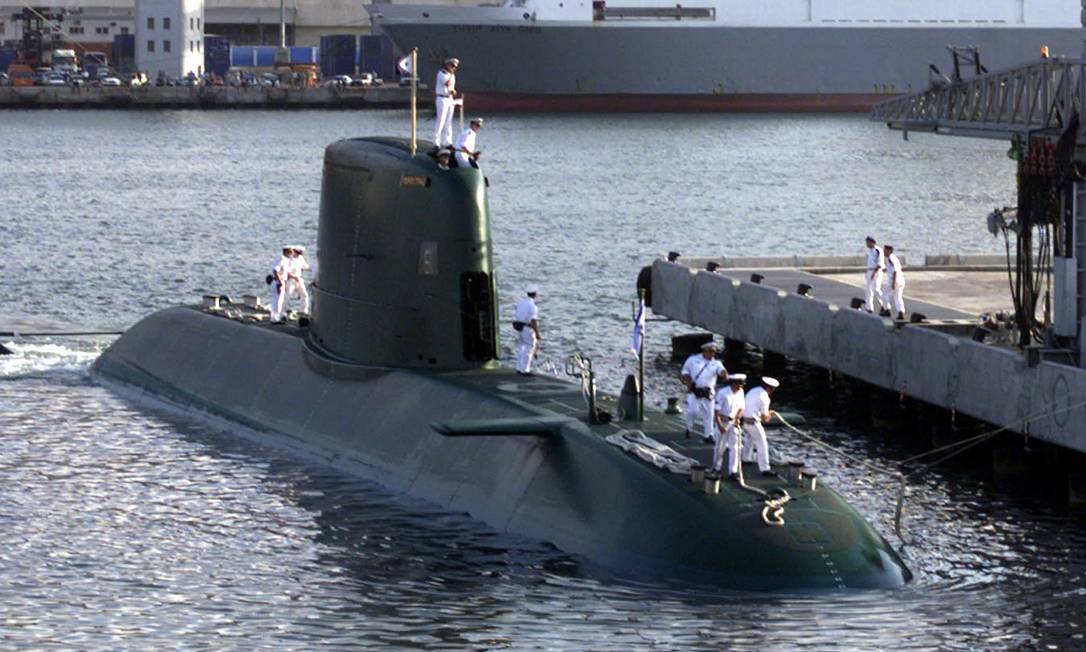 Submarino da Marinha israelense INS Dolphin, construído pela Alemanha, foi modificado para poder transportar e lançar armas nucleares Foto: Havakuk Levison / Reuters