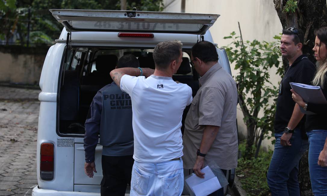 O dono da Kombi (de branco) conversa com policiais Foto: Fabiano Rocha / Agência O Globo