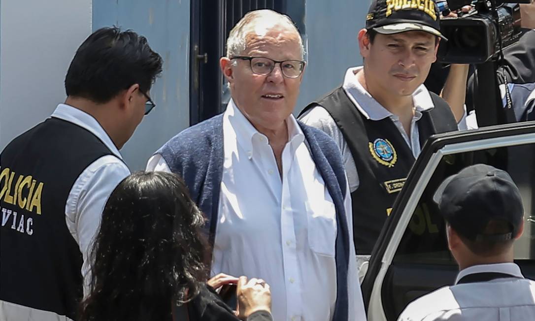 
O ex-presidente do Peru Pedro Pablo Kuczynski (2016-2018) é levado detido em Lima em abril passado: agora em prisão domiciliar, PPK, como é conhecido, é um dos quatro ex-mandatários do país atingidos pelo escândalo de corrupção envolvendo a empreiteira brasileira Odebrecht
Foto:
LUKA GONZALES/AFP/10-04-2019
