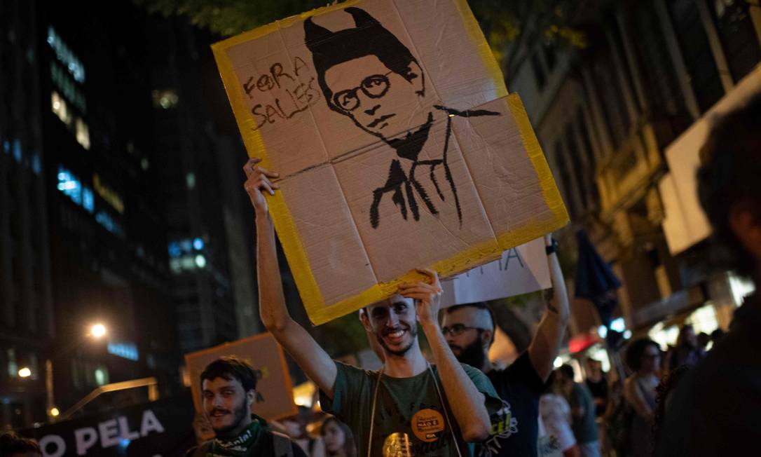 Manifestante no Rio carrega cartaz que pede a saída do ministro do Meio Ambiente, Ricardo Salles, durante a Greve Global pelo Clima, na última sexta-feira Foto: MAURO PIMENTEL / AFP