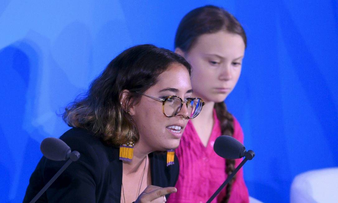 A brasileira Paloma Costa discursa ao lado de Greta Thunberg durante a Cúpula do Clima na ONU Foto: Johannes Eisele / AFP