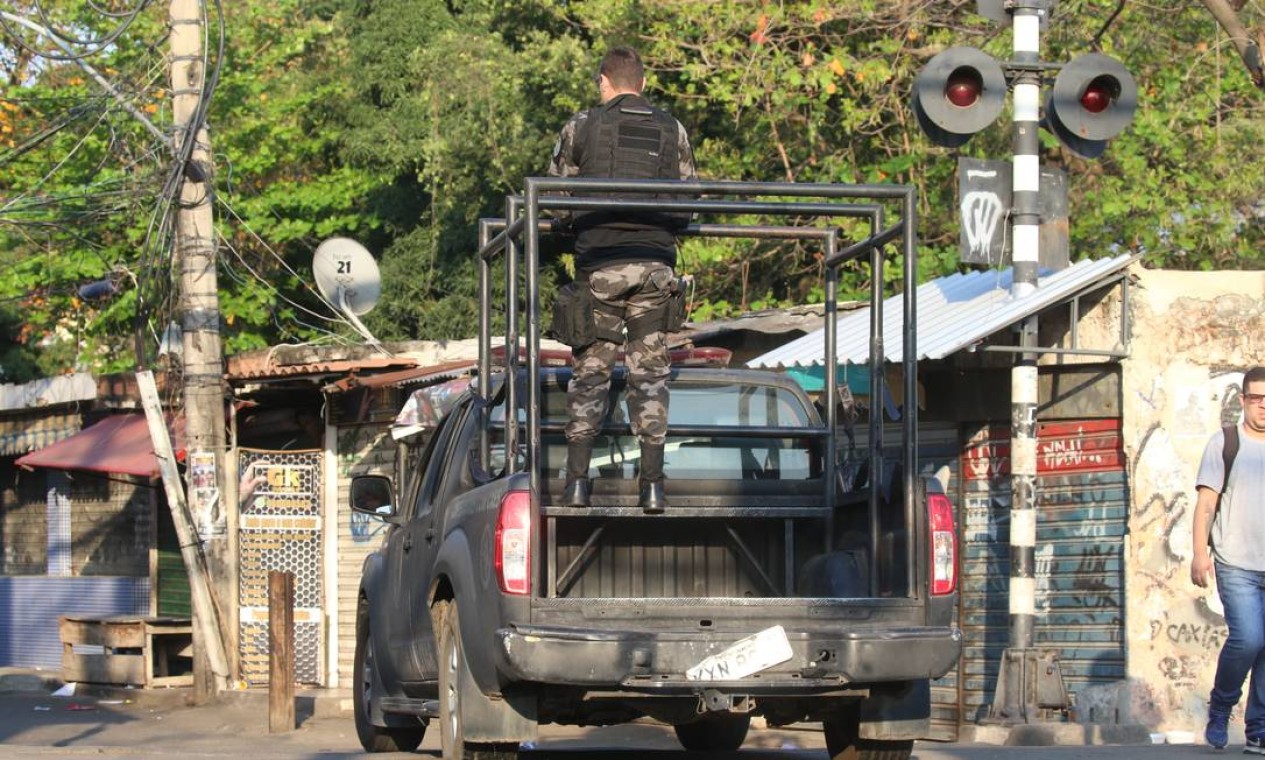 Imagens de operação da Polícia Militar no Jacarezinho em 16 de setembro. Após o lançamento da cartilha, governador promete “intensificar o confronto com criminosos” Foto: Fabiano Rocha / Agência O Globo - 16/09/2019