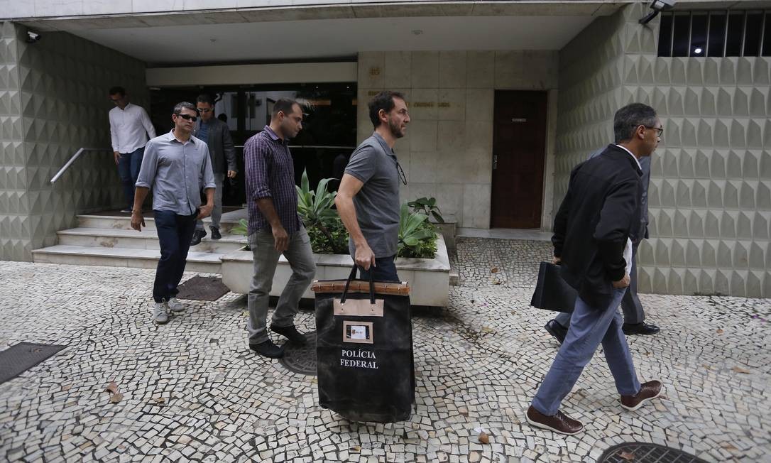 Agentes cumprem 11 mandados de busca e apreensão expedidos pelo Superior Tribunal de Justiça (STJ). Na foto, policiais saindo da casa do desembargador Siro Darlan, na Gávea Foto: Pablo Jacob / O Globo