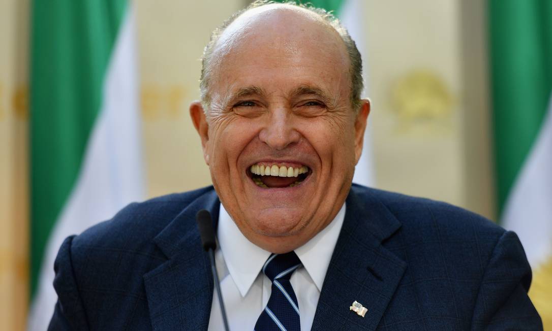 Rudy Giuliani, ex-prefeito de Nova York, fala durante encontro do lado de fora da ONU Foto: ANGELA WEISS / AFP