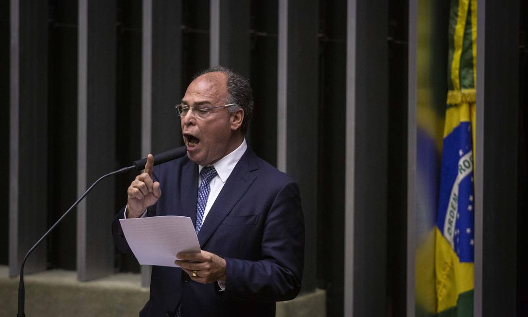 O líder do governo no Senado, Fernando Bezerra, discursa durante sessão do Congresso Foto: Daniel Marenco / Agência O Globo