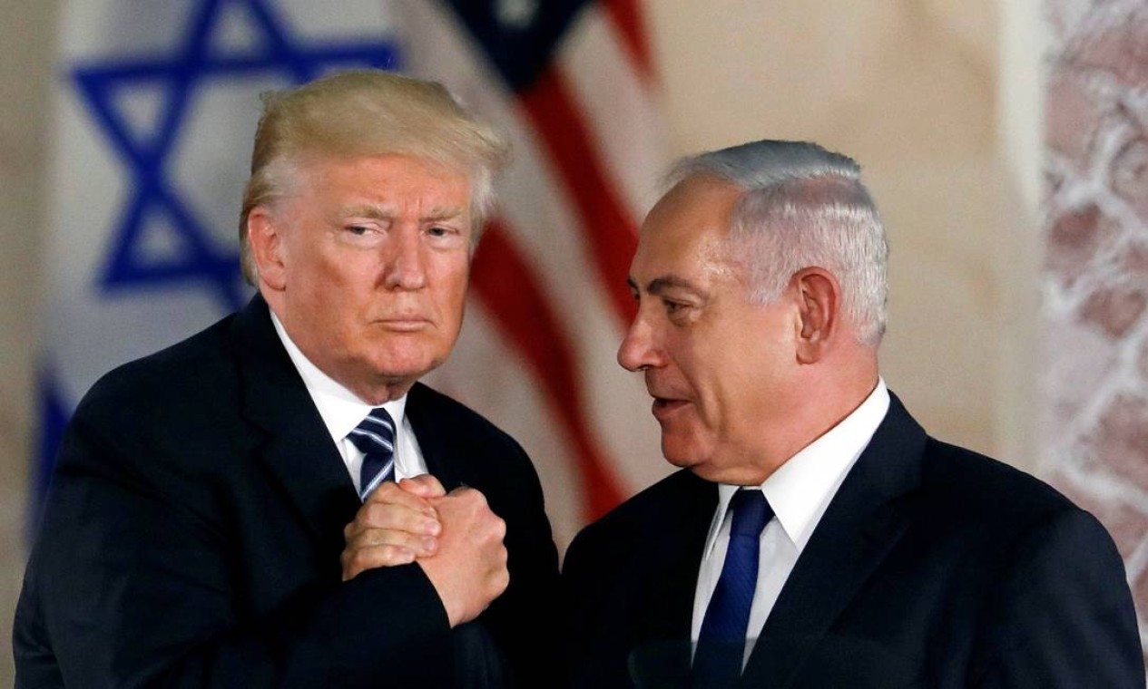 Trump e o primeiro-ministro de Israel, Benjamin Netanyahu. O presidente dos EUA anunciou o reconhecimento de Jerusalém como capital de Israel Foto: RONEN ZVULUN / REUTERS - 23/05/2017