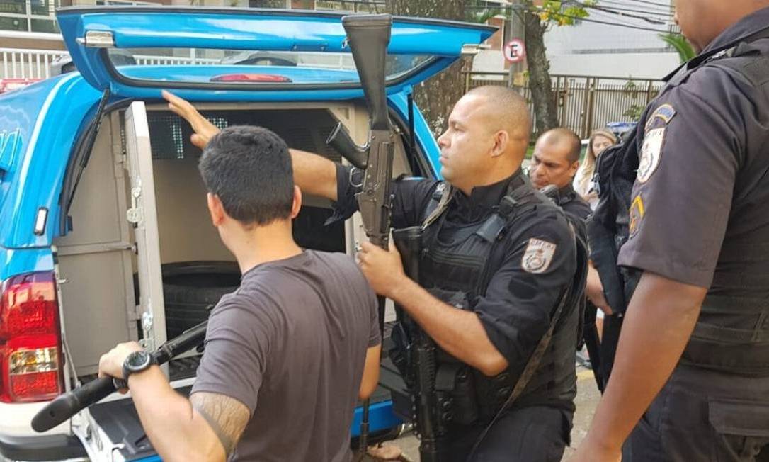 Na segunda-feira, policiais militares entregaram para agentes da Polícia Civil três fuzis usados por PMs durante a ação Foto: Felipe Grinberg