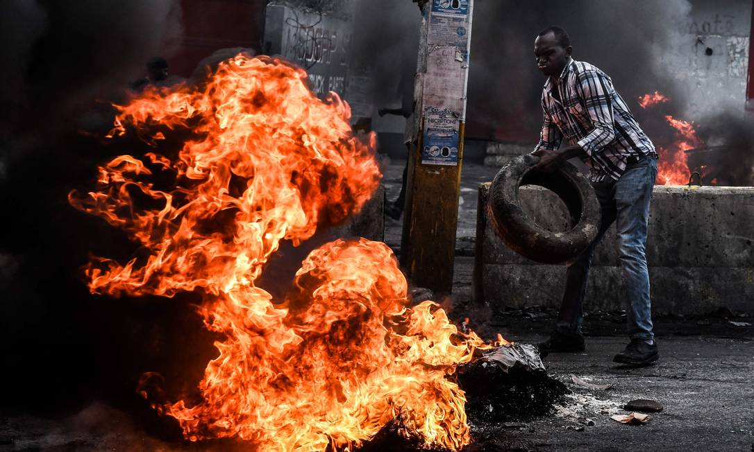 
Manifestante protesta com pneus em chamas contra a escassez de combustível e para exigir a renúncia do presidente Jovenel Moise, em Porto Príncipe
Foto:
CHANDAN KHANNA
/
AFP
