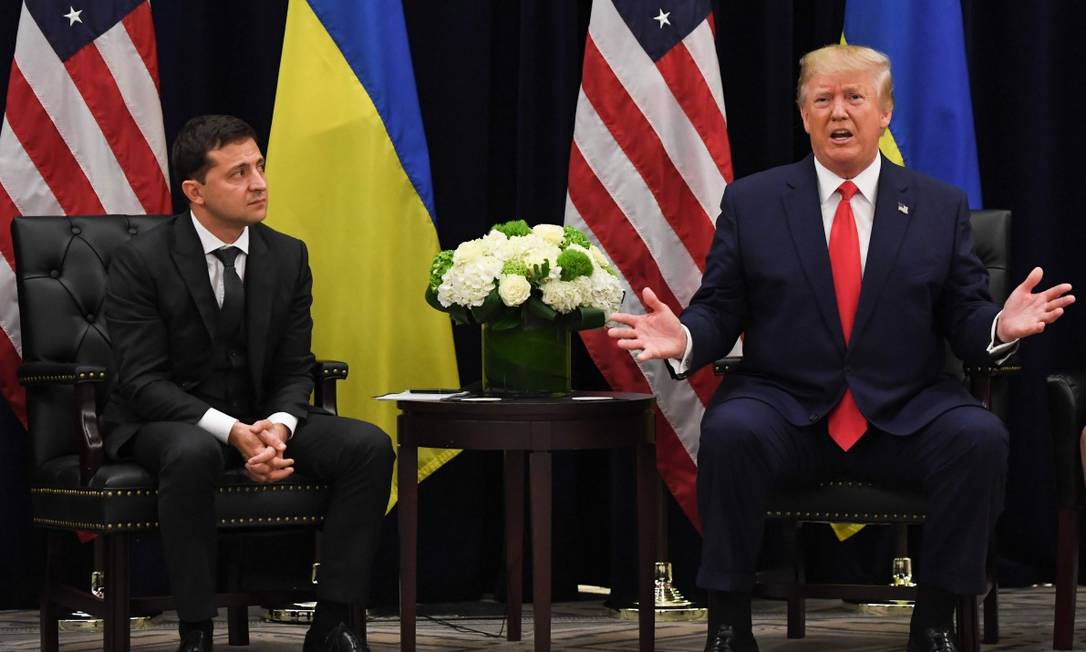 US President Donald Trump speaks as Ukrainian President Volodymyr Zelensky looks on during a meeting in New York on September 25, 2019, on the sidelines fo the United Nations General Assembly. (Photo by SAUL LOEB / AFP) Foto: SAUL LOEB / AFP