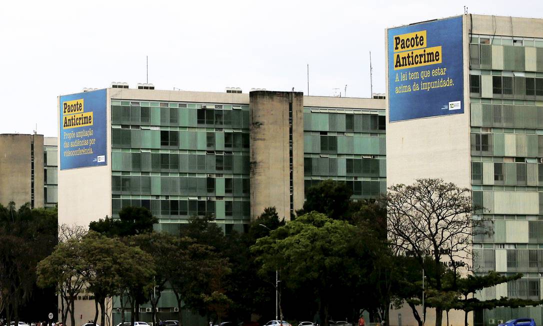 Propaganda do pacote anticrime de Moro cobre fachada de ministérios, na Esplanada Foto: Jorge William / Agência O Globo