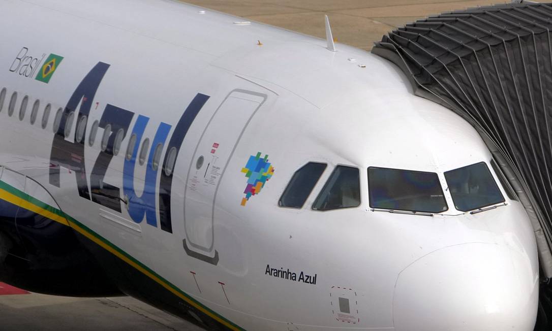 Aeronave da Azul no RioGaleão, o aeroporto internacional do Rio Foto: Marcelo Carnaval / Agência O Globo