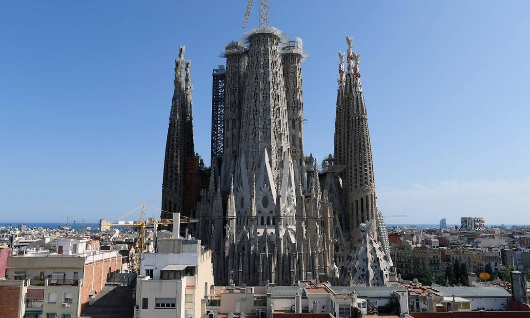 Imagem mostra a construção das seis torres centrais da Sagrada Família, em Barcelona. No meio,em destaque, está a Torre de Maria de Deus Foto: LLUIS GENE / AFP