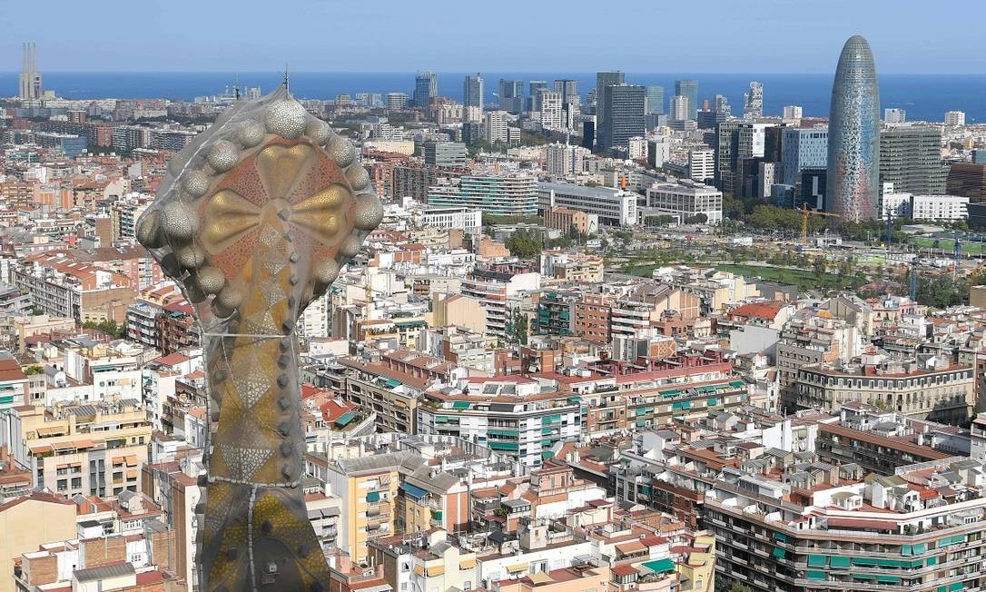 Barcelona vista do alto de uma das torres da igreja da Sagrada Família, um dos principais cartões-postais da cidade Foto: LLUIS GENE / AFP