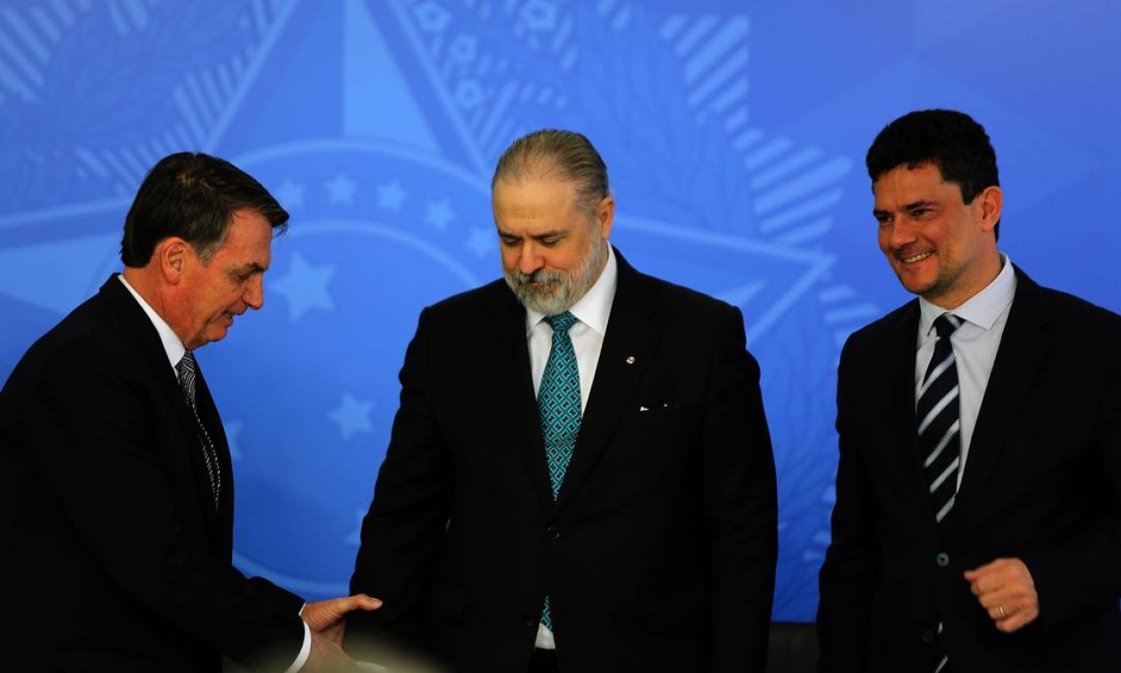 O procurador-geral (centro) com o presidente Bolsonaro e o ministro Sergio Moro Foto: Jorge William / Agência O Globo