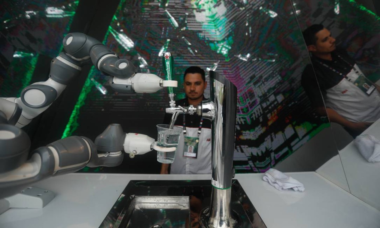 YuMi, o robô industrial, espécie de bartender, que vai servir água ao público, dentro de um bar do futuro em um espaço feito me parceria com a Heineken a a ABB Foto: Brenno Carvalho / Agência O Globo