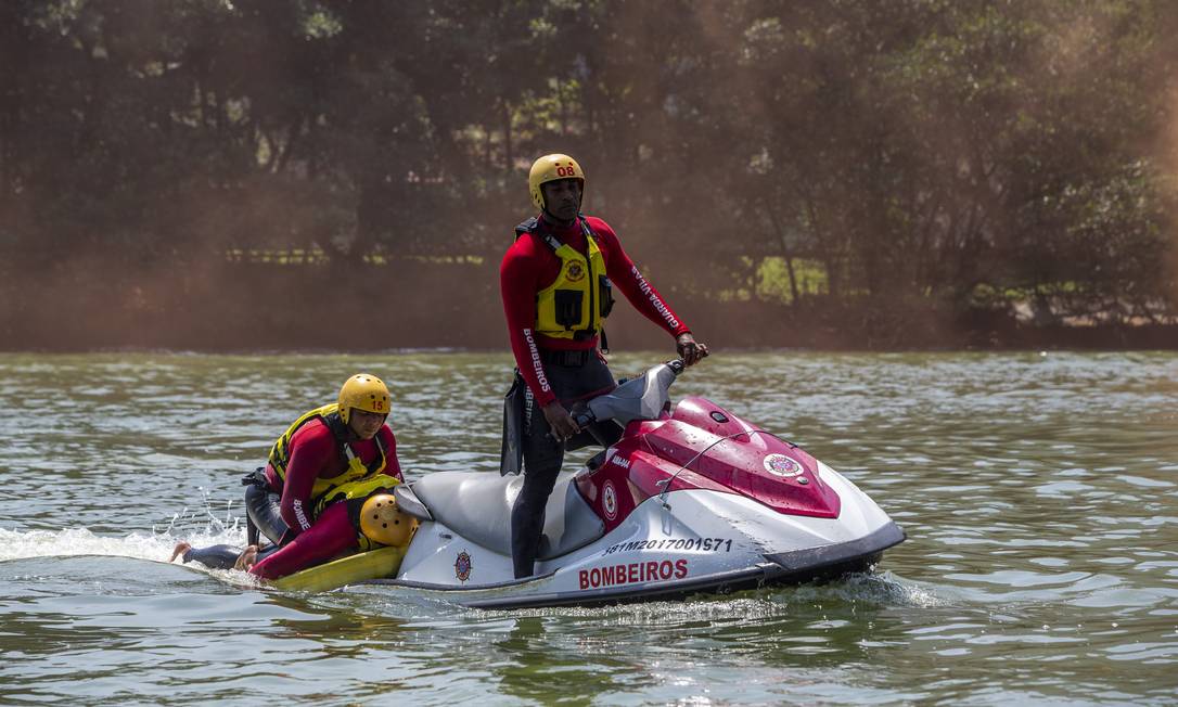 Tanto na moto quanto no bote o salvamento é feito por dois bombeiros Foto: Bruno Kaiuca / Agência O Globo