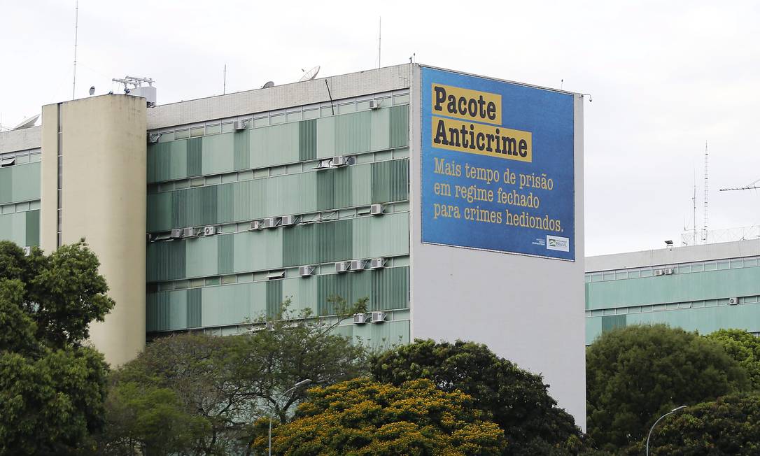 Governo instala placas de propaganda do Pacote Anticrime, nos ministérios, na Esplanada Foto: Jorge William / Agência O Globo