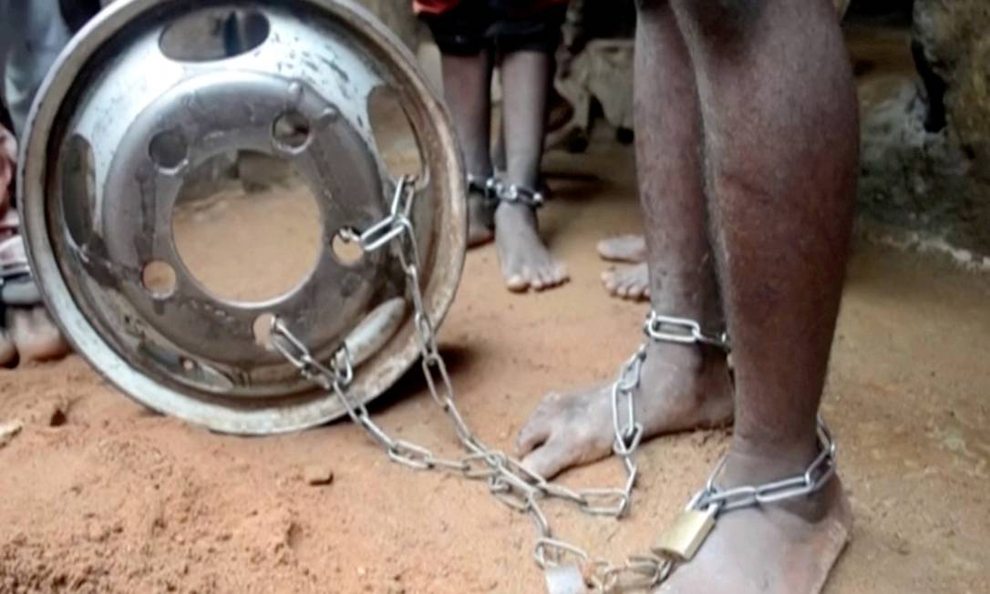 Crianças acorrentadas são resgatadas de um reformatório islâmico na cidade de Kaduna, na Nigéria Foto: Reuters TV / REUTERS