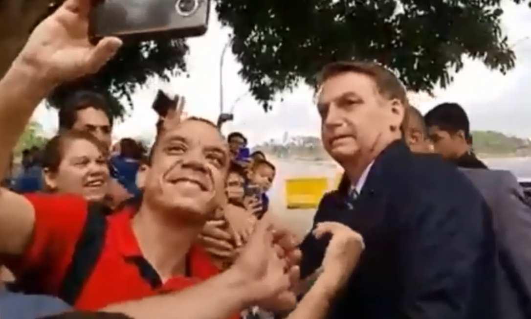 Jair Bolsonaro com apoiador Foto: reprodução