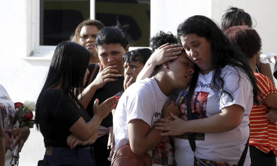 Família chora a morte das jovens Foto: Domingos Peixoto / Agência O Globo