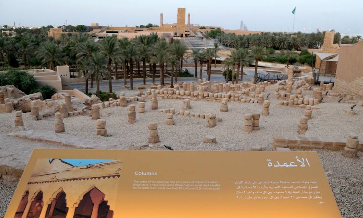 Placa explicativa em frente a uma das ruínas de Al-Diriyah Foto: REUTERS