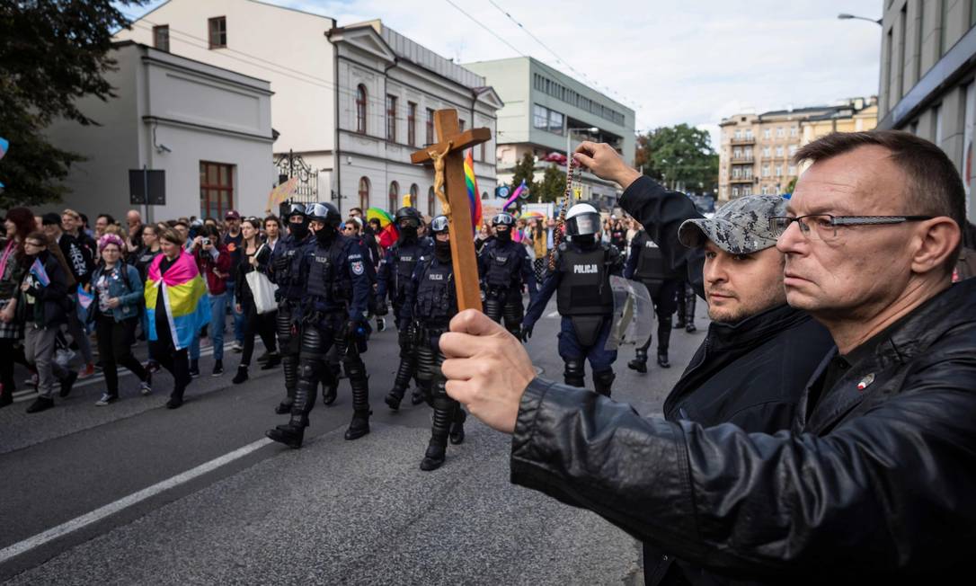 Extremistas protestam contra marcha do orgulho LGBT em Lublin, na Polônia. Ato chegou a ser vetado pela prefeitura, mas liberado por decisão judicial Foto: WOJTEK RADWANSKI / AFP