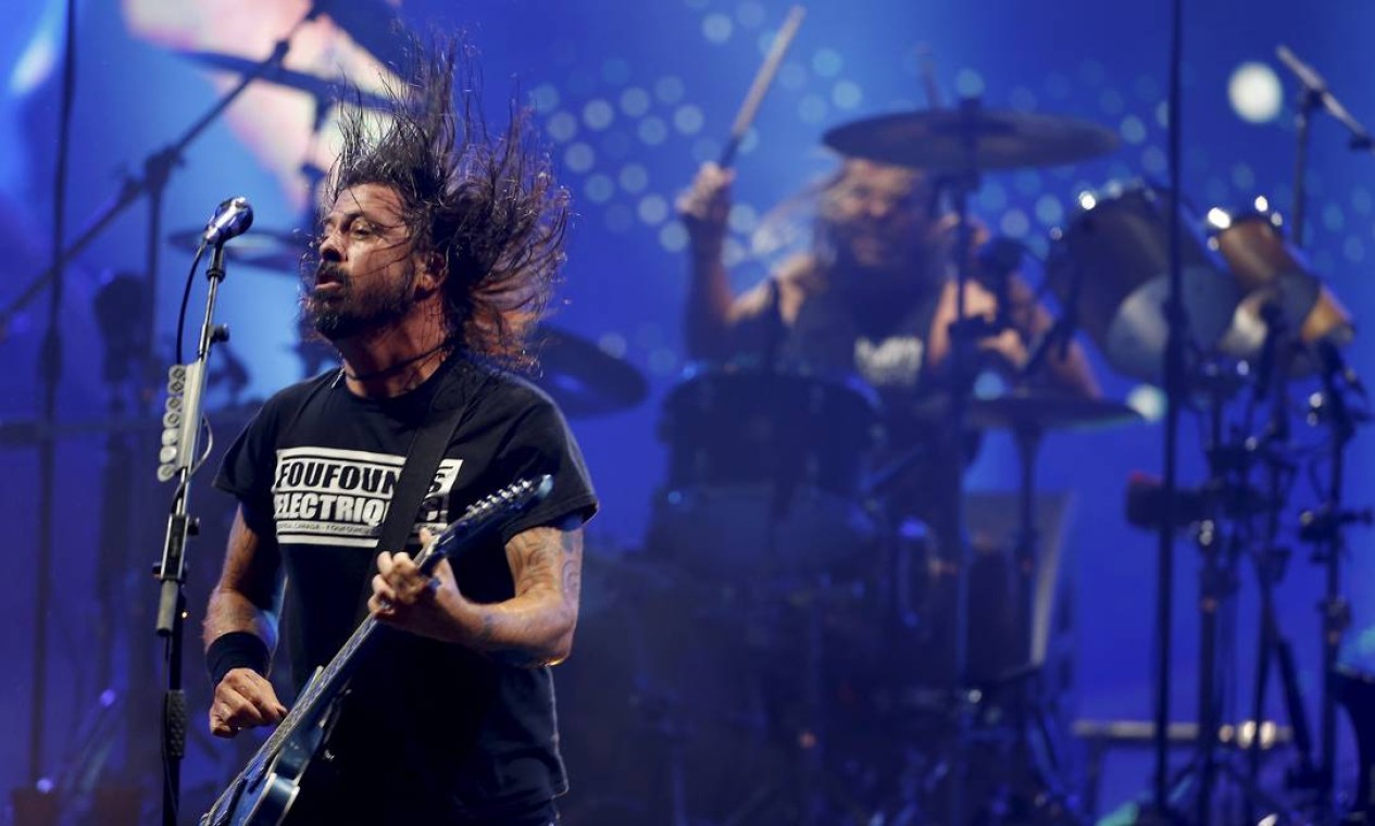 Foo Fighters encerrou o sábado de show no Palco Mundo Foto: MARCELO THEOBALD / Agência O Globo