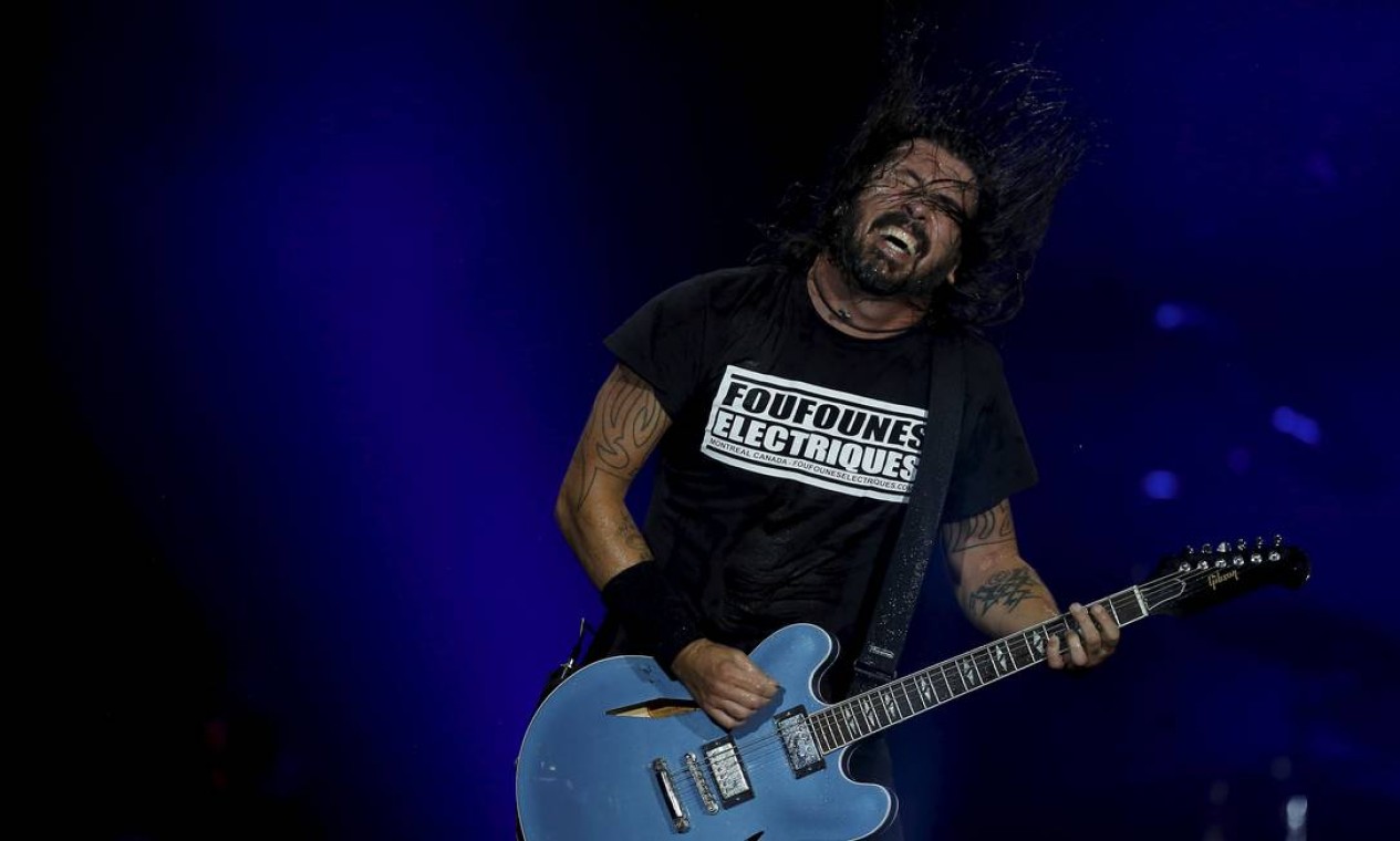 No grande show da noite, Dave Grohl e seus companheiros de Foo Fighters entraram, como sempre, com o pé na porta, de cara com os sucessos "The pretender" e "Learn to fly" Foto: MARCELO THEOBALD / Agência O Globo