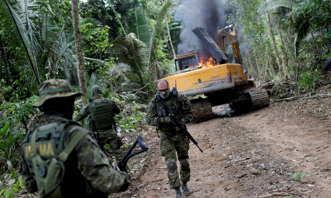 Máquinas de uma mina ilegal são destruídas em operação do Ibama no Pará; governo quer mudar critérios para a destruição desses equipamentos. Foto: Ricardo Moraes / Reuters