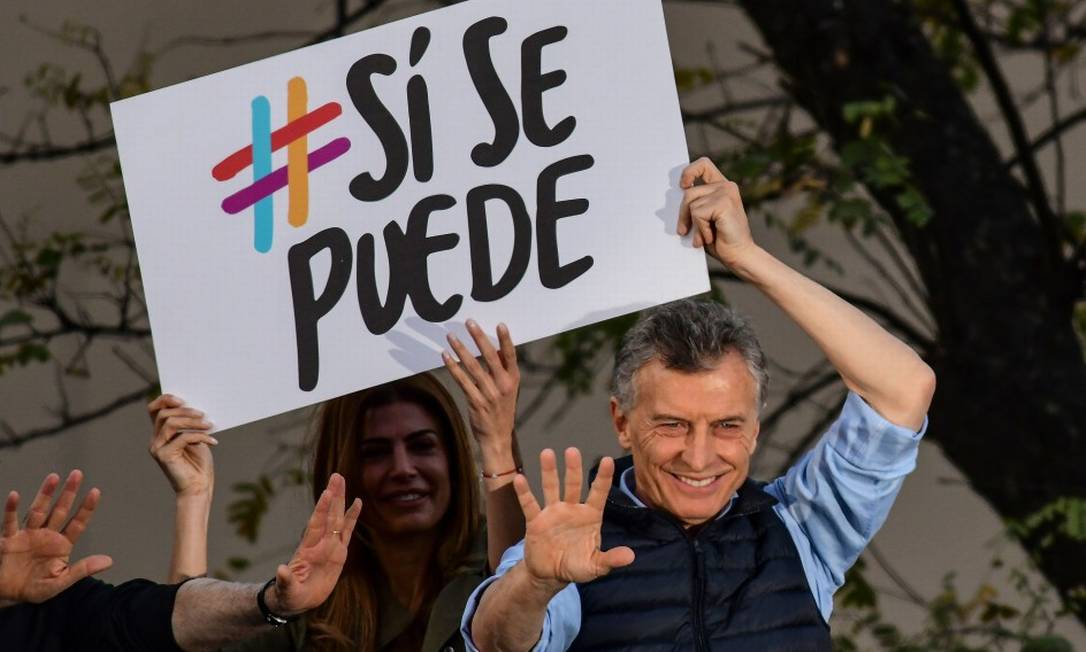 Presidente argentino Mauricio Macri, ao lado de sua mulher Juliana Awada, durante evento de campanha em Buenos Aires Foto: RONALDO SCHEMIDT / AFP / 28-08-2019