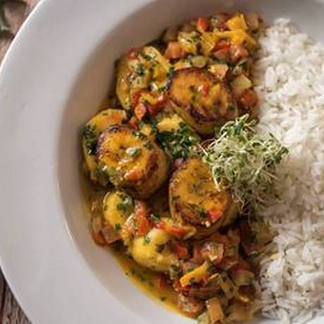 Cave Nacional: moqueca de banana-da-terra (R$ 39), temperada com pimentões, coentro, páprica doce, pimenta do reino com cominho, leite de coco e azeite de dendê. Rua Dezenove de Fevereiro 151, Botafogo - 2146-5334. Foto: Divulgação