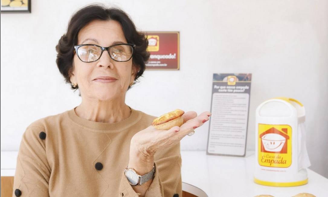 Alzira Gonçalves pode ser vista frequentemente dando orientações nas filiais da Casa da Empada e sempre está na loja da Muda, a mais antiga
Foto: Divulgação