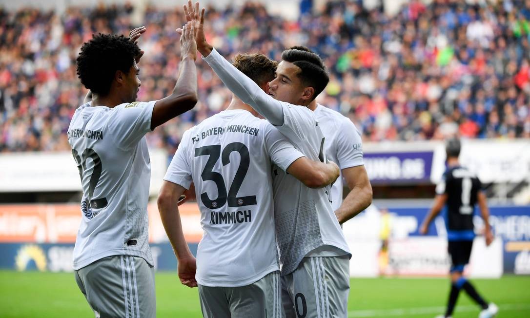 Coutinho comemora com os companheiros o gol na vitória do Bayern Foto: INA FASSBENDER / AFP