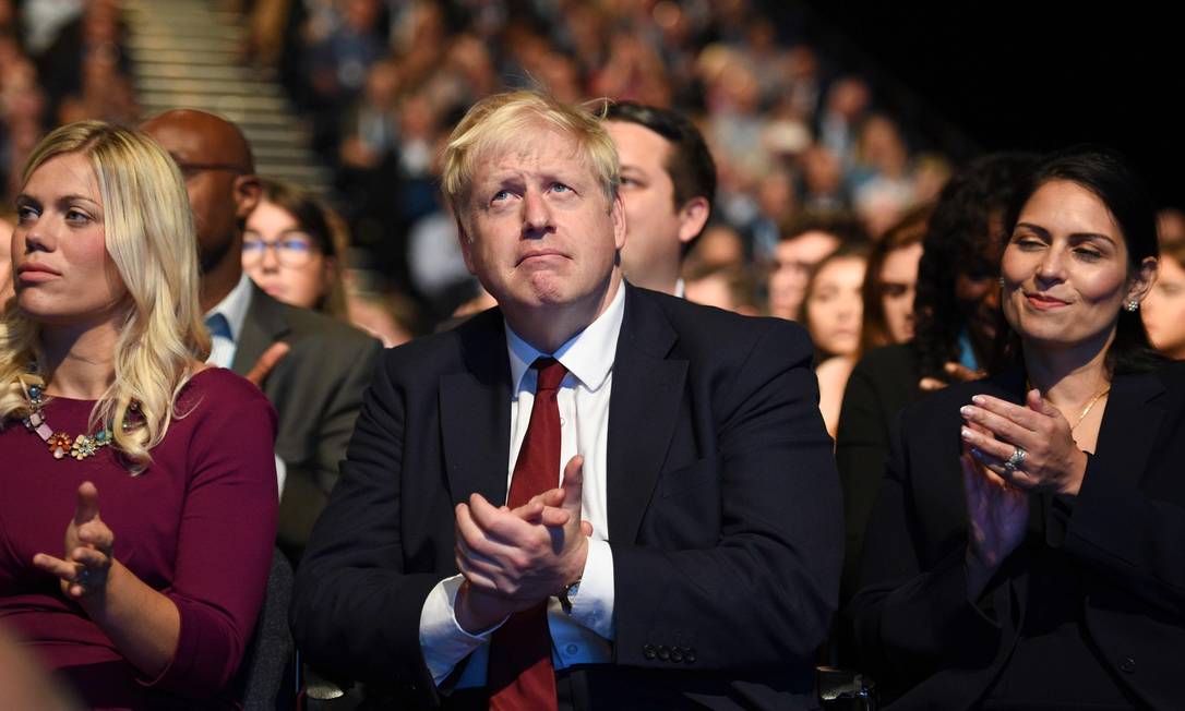 Boris Johnson durante conferência partidária dos conservadores, em Manchester Foto: OLI SCARFF / AFP