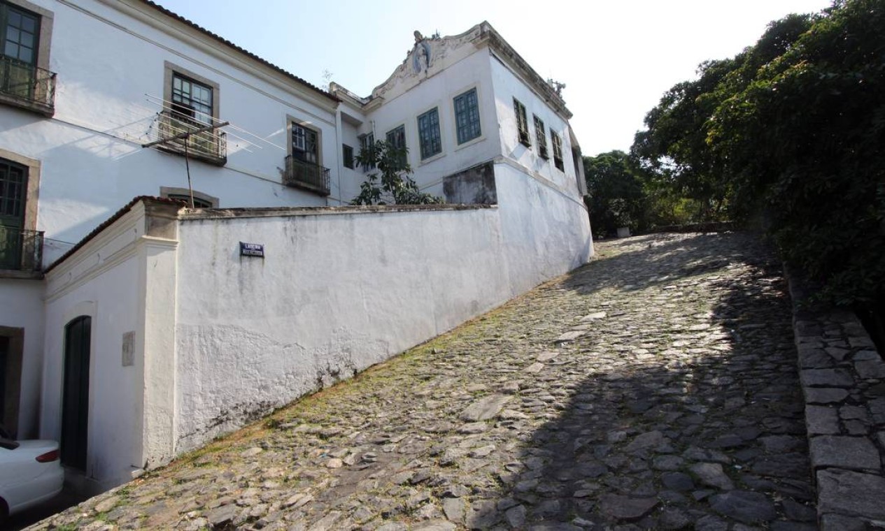 Feita por pessoas escravizadas em 1567 e tombada pelo Iphan, a Ladeira da Misericórdia era o primeiro acesso ao Morro do Castelo, sendo também o único trecho do morro demolido em 1922 que resta na cidade Foto: Paulo Nicolella