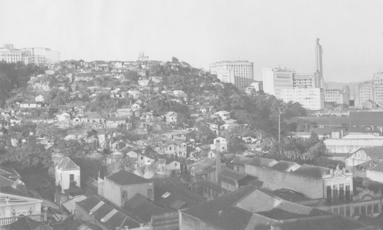 O Morro de Santo Antônio, no Largo da Carioca, chegou a ter uma das favelas mais antigas da cidade. O desmonte do morro começou na década de 50 Foto: Agência O Globo