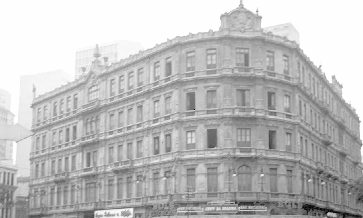 Também no Largo da Carioca, o Hotel Avenida foi demolido em fins da década de 50 e, em seu lugar, foi erguido o Edifício Avernida Central Foto: Agência O Globo