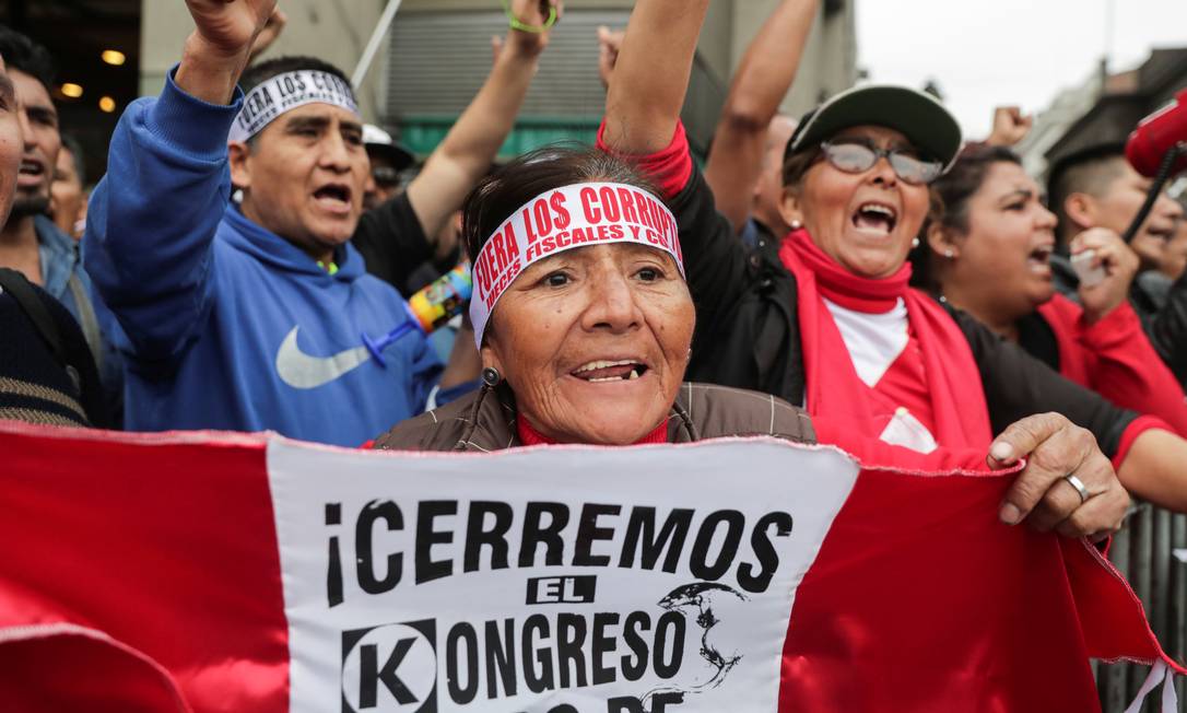 
Manifestantes do lado de fora do Congresso do Peru apoiam a ameaça, agora concretizada, do presidente Martín Vizcarra de dissolver a Casa
Foto:
GUADALUPE PARDO/REUTERS
