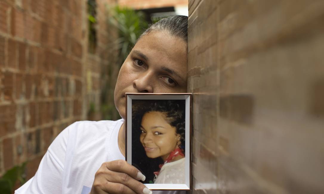 Jaqueline, mãe de jovem vítima de bala perdida na Fazendinha, no Complexo do Alemão, em 2017 Foto: Márcia Foletto / Agência O Globo