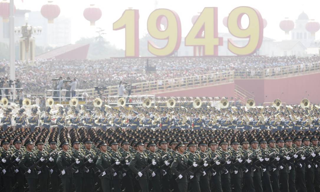 Soldados do Exército Popular da Libertação participam de cerimônia em Pequim Foto: JASON LEE / REUTERS