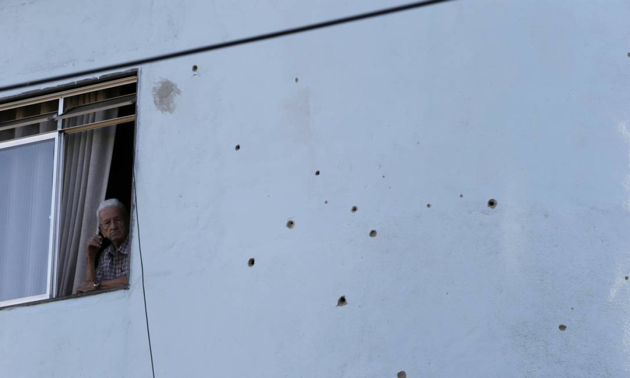 As marcas de tiros em um prédio que fica na Fazendinha Foto: Domingos Peixoto / Domingos Peixoto
