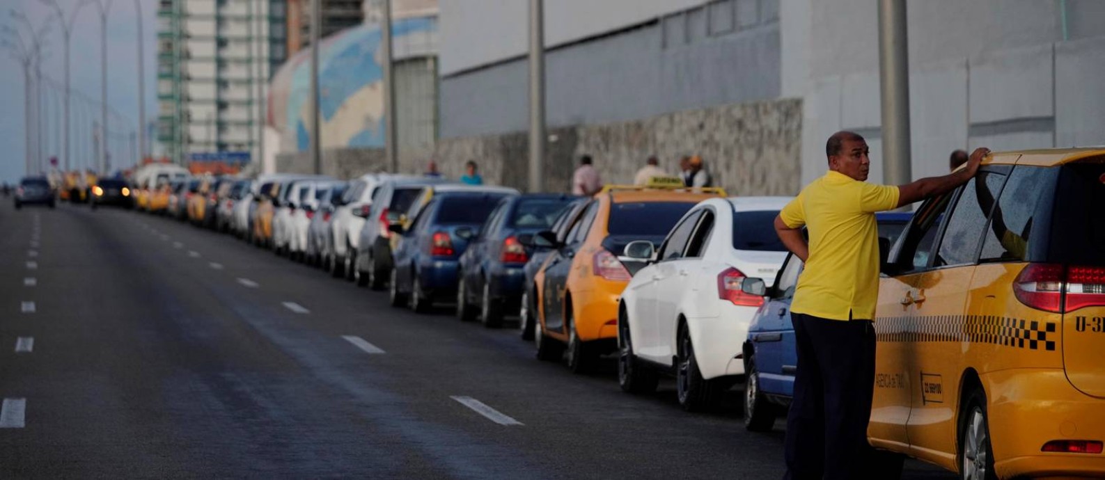 Dezenas de carros fazem fila em frente a um posto de gasolina em Havana Foto: ALEXANDRE MENEGHINI / REUTERS