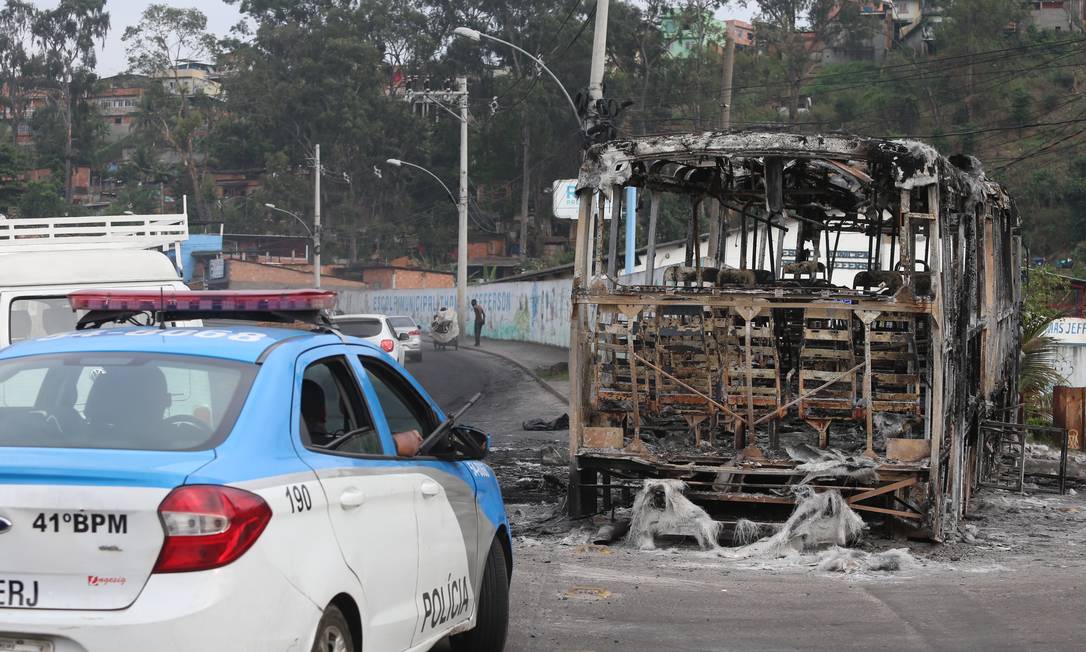 Os ônibus foram incendiados na Avenida Pastor Martin Luther King Júnior e na Estrada de Botafogo Foto: Fabiano Rocha / Agência O Globo